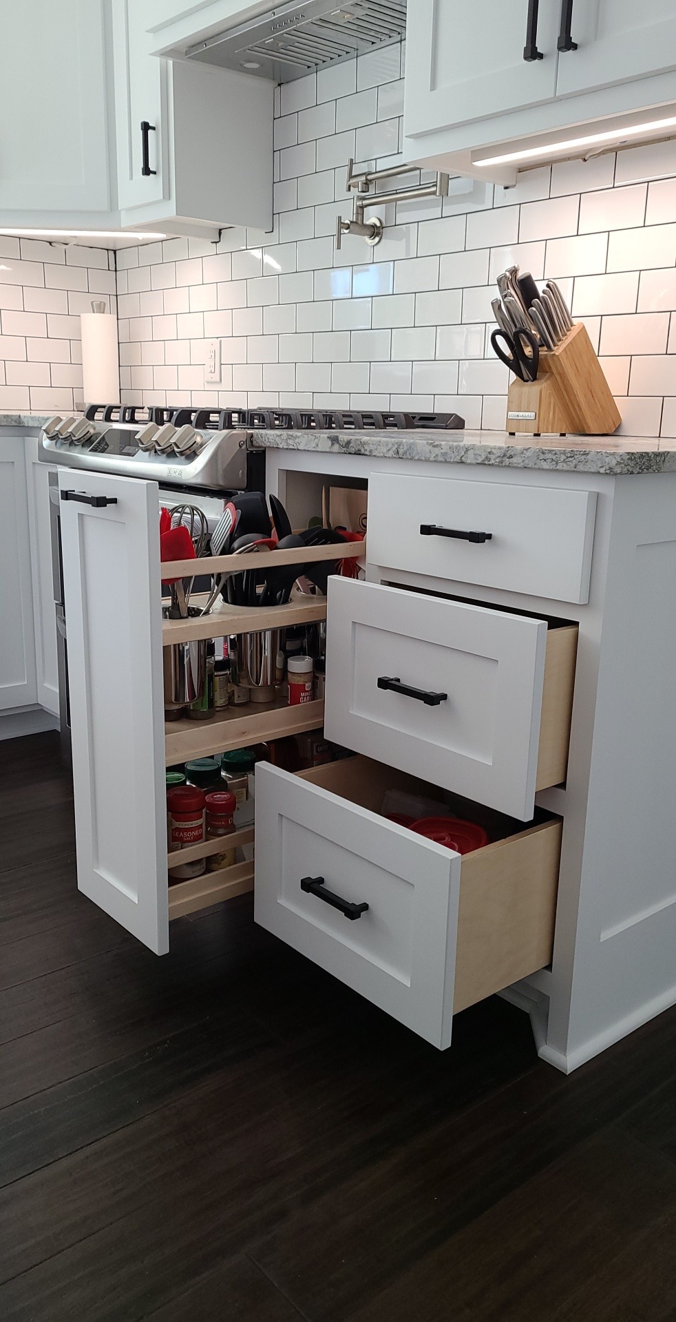White Cabinets and Counter Tops - Photo 7